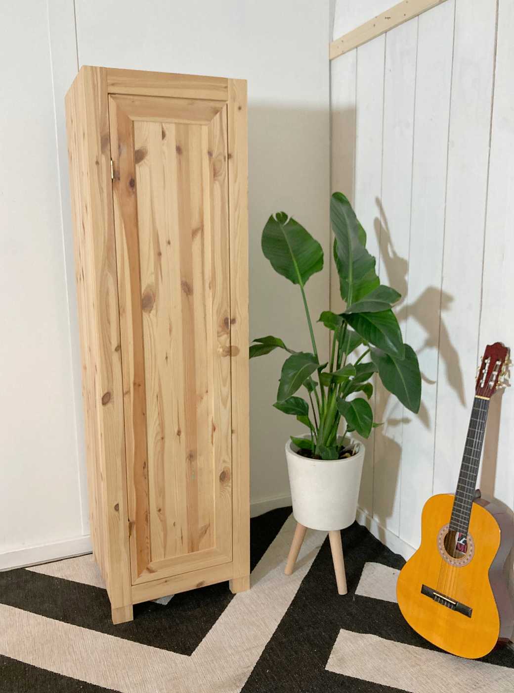 Blankhouten 1 deurs kledingkast leverbaar met verschillende deuren.
