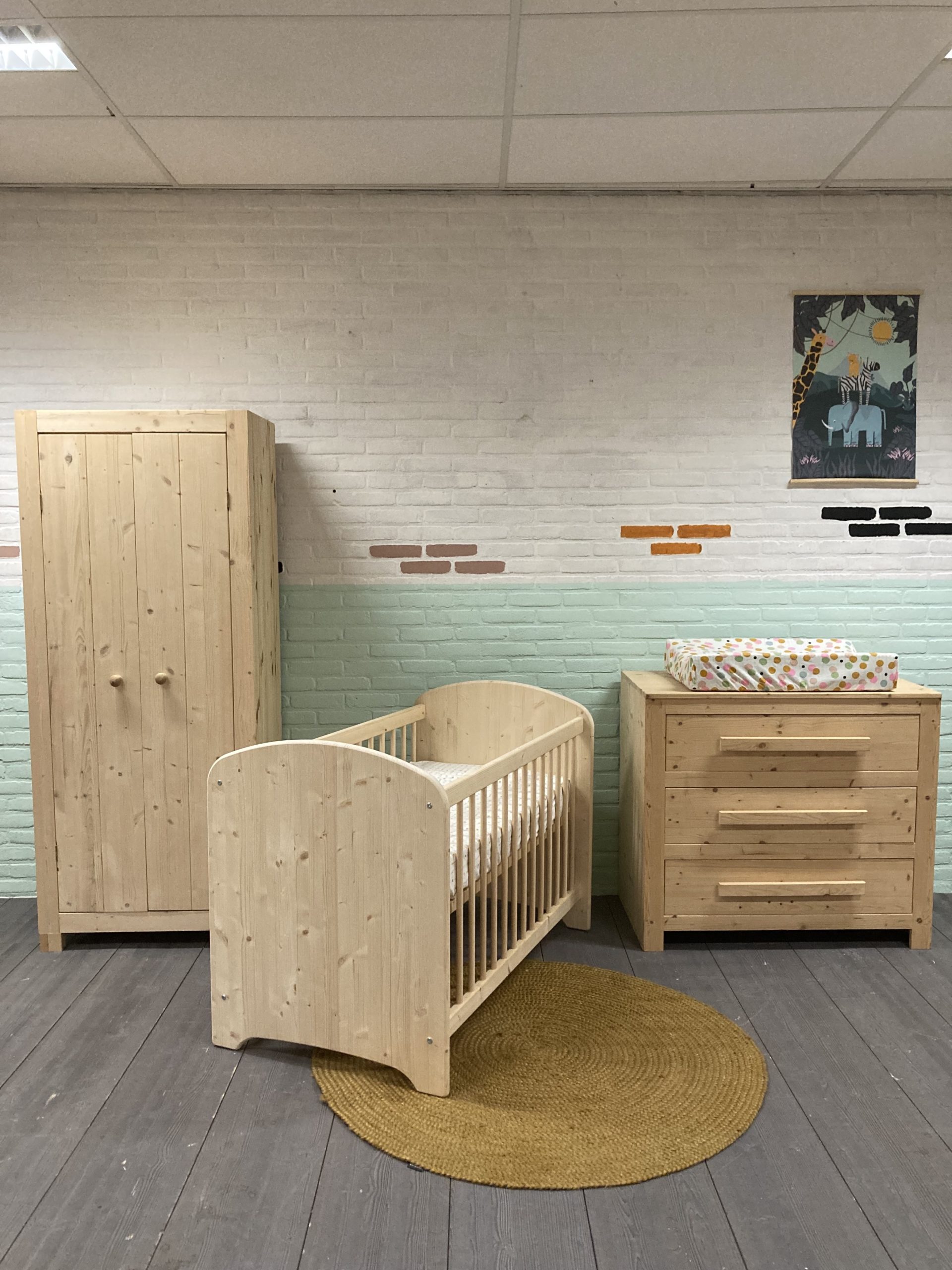 uniek Besnoeiing Overeenstemming Complete babykamer, 2 deurs kast + commode Tamar + ledikant Ameland |  Blankhoutmeubelhal